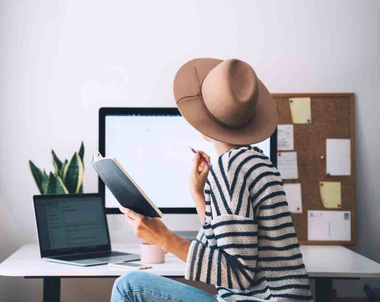 A young woman working at an office- Recentamz